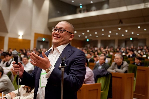 Một thính giả đặt câu hỏi thắc mắc, thỉnh đức Đạt Lai Lạt Ma giải đáp, buổi Pháp thoại tại Tokyo, Nhật Bản vào ngày 04 tháng 4, 2015. Photo / Tenzin Jigmey