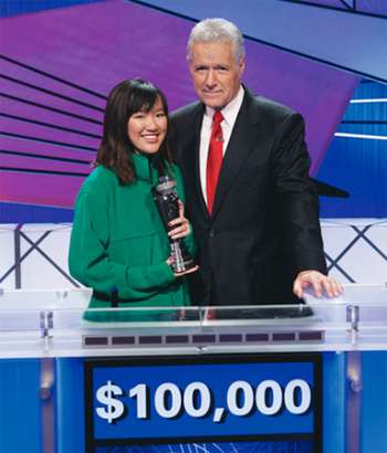 Thieu Kim Ngan với giải thưởng 100.000 USD. Ảnh: Jeopardy.com.