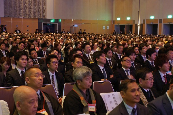 Thính chúng đang chú tâm lắng nghe Pháp thoại tại một Hội trường ở Tp. Sapporo, Nhật Bản. 03/04/2015. (Ảnh: Jeremy Russell)