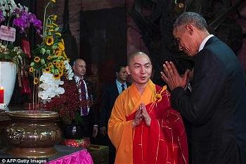 Tổng Thống Mỹ Cởi Giày Khi Vào Chánh Điện Lễ Phật 1