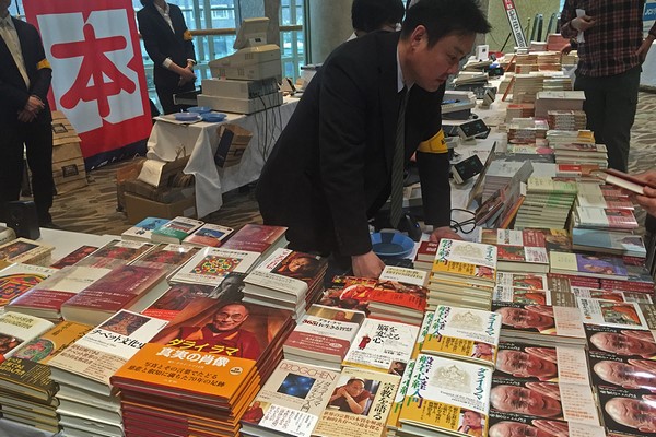 Sách của Đức Đạt Lai Lạt Ma dịch sang tiếng Nhật được trưng bày bên ngoài Hội trường để nói công khai về “Trách nhiệm với thế giới”, Sapporo, Nhật Bản. 03/04/2015. (Ảnh: Jeremy Russell)