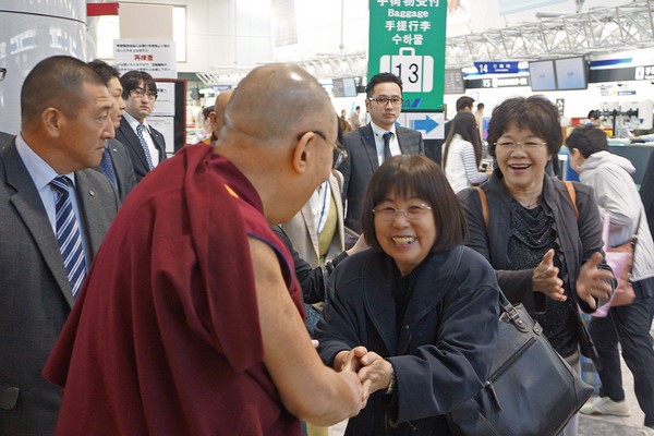 Đức Đạt Lai Lạt Ma tương tác với các thành viên của công chúng tại sân bay Tokyo, Nhật Bản. 04/04/2015. (Ảnh: Jeremy Russell)